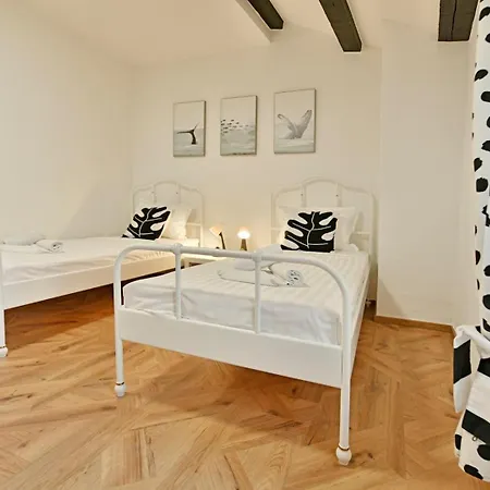 House Vento With Private Backyard Holiday home Porec